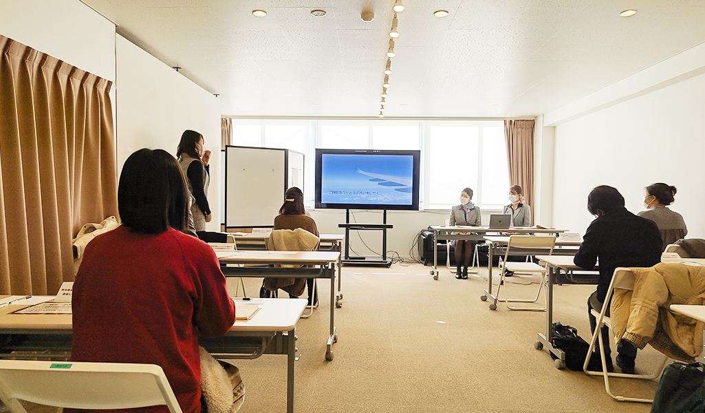 【客室乗務員から学ぶ】接客の基本講座の様子