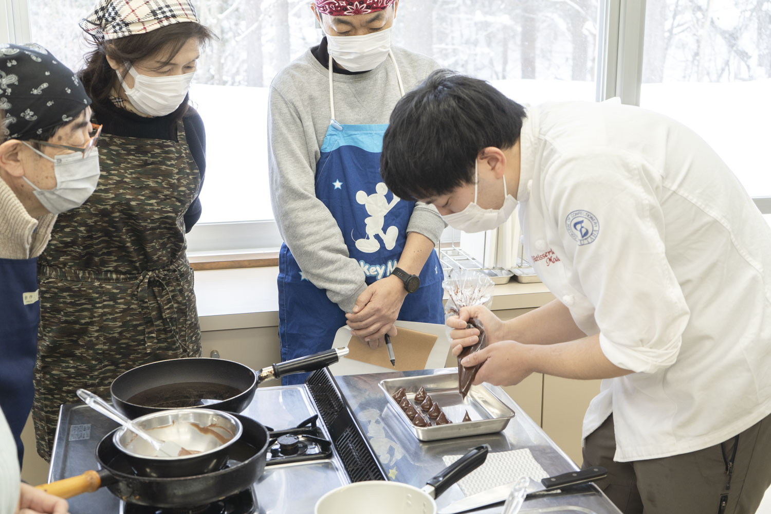 ガナッシュを絞っている様子