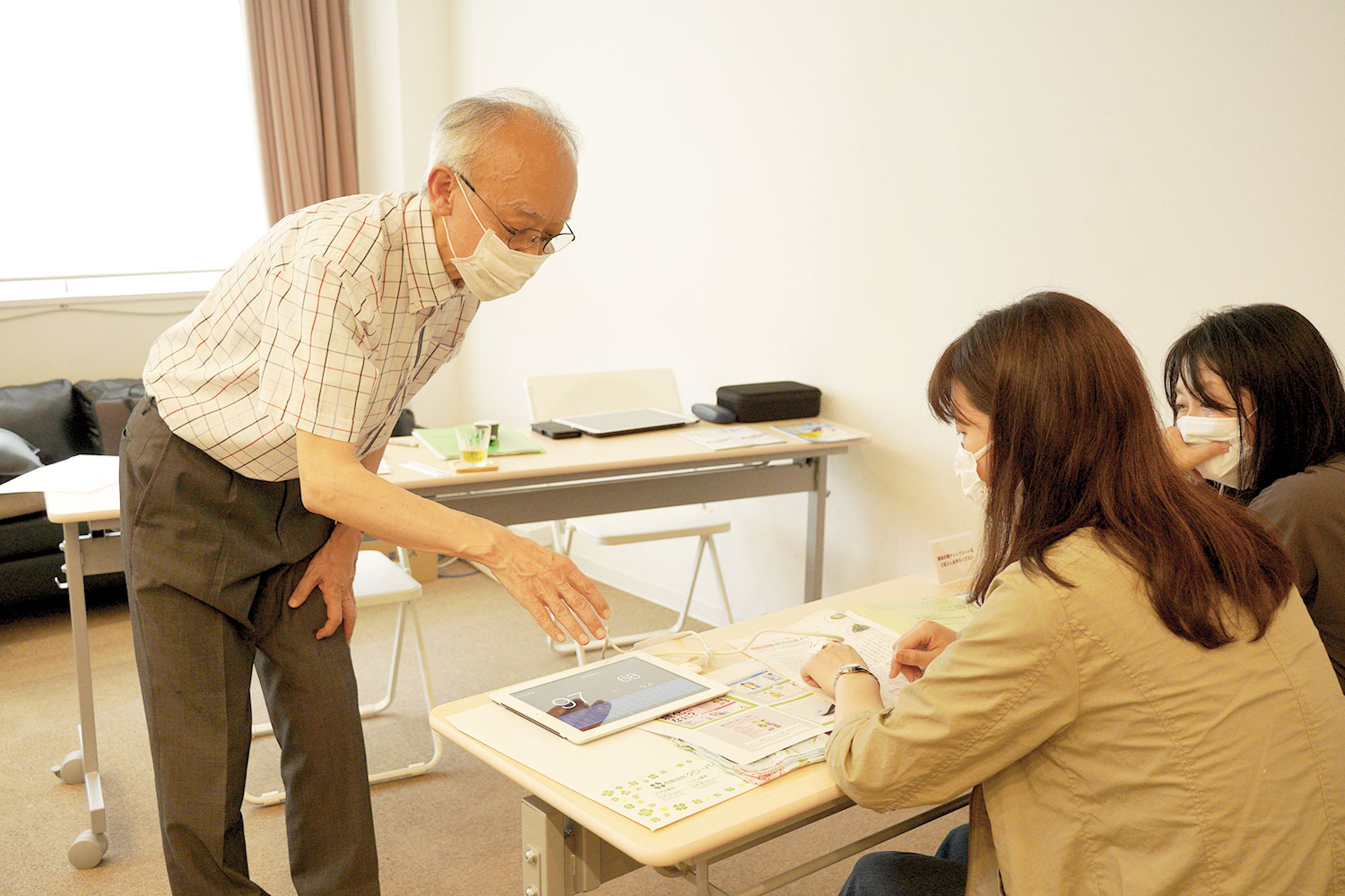 講師と受講者が話している様子