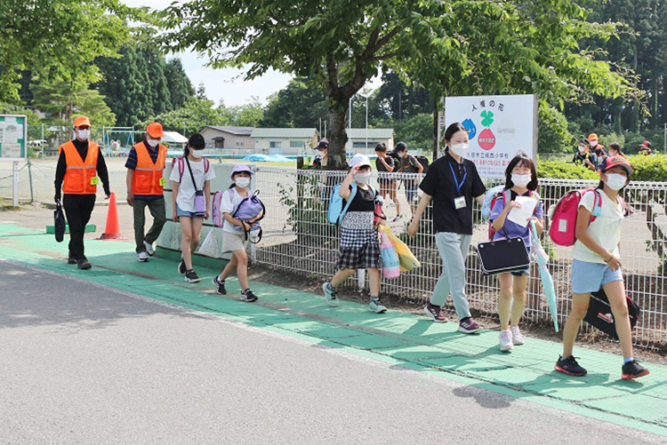 城西小学校　ガード隊と集団下校