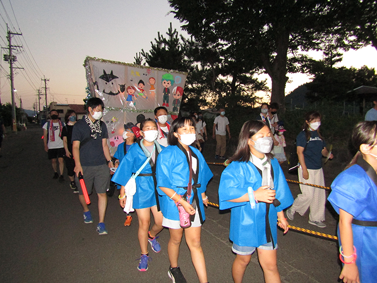 扇田小学校　山コチンチコ灯籠パレード