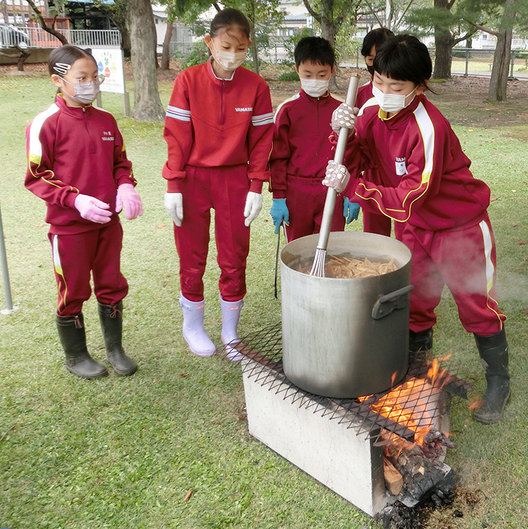 山瀬小学校　たけのこ皮煮