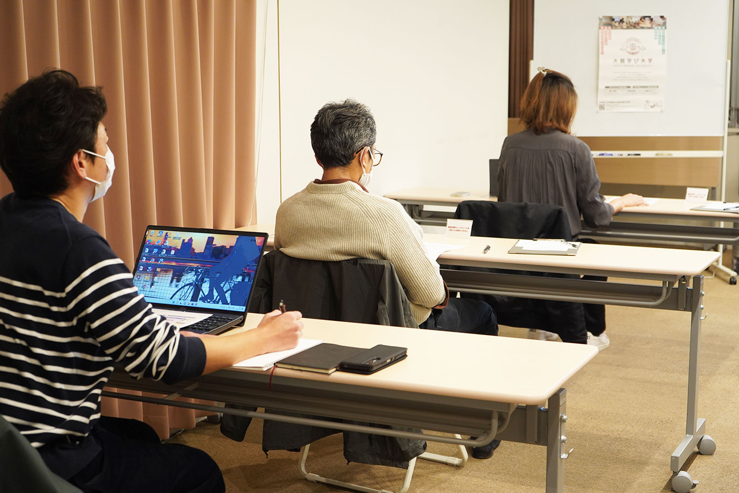 サイトの構成や内容を考える受講者