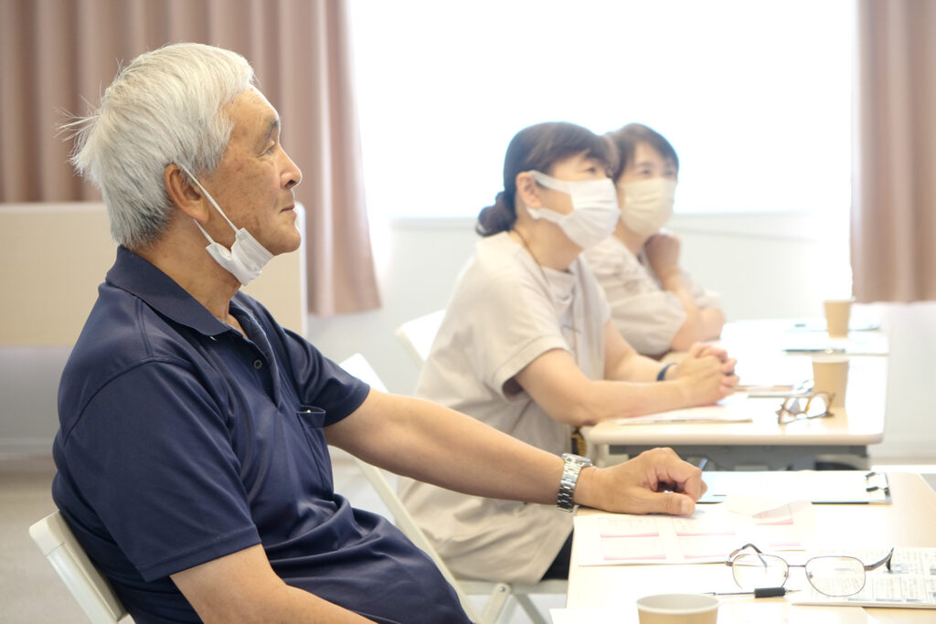 藤田さんの話を聞く参加者たち